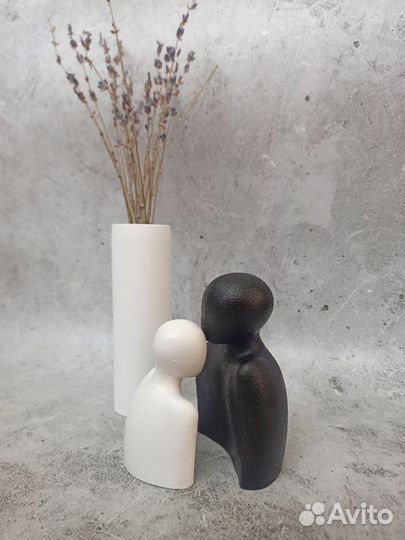Ваза и статуэтка влюблённые