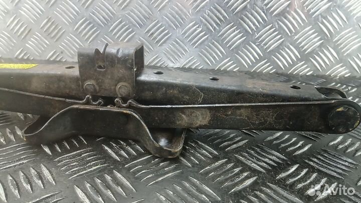 Домкрат на Toyota Rav 4 Zsa4