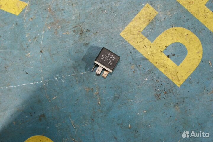 Реле топливного насоса Opel Vectra B