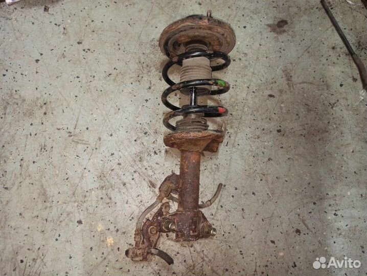 Стойка подвески передняя левая Nissan Primera P12