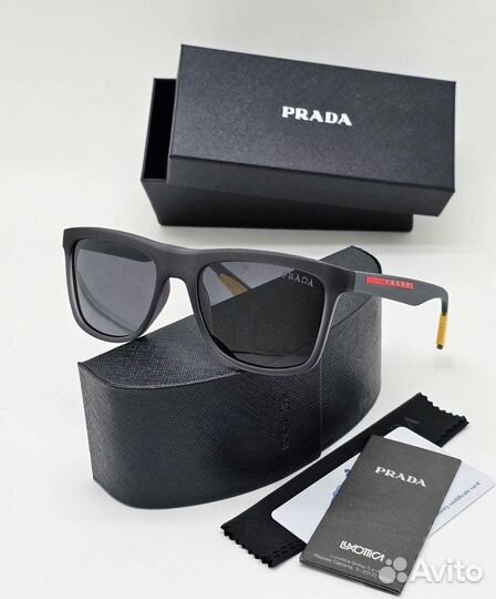 Солнцезащитные очки Prada
