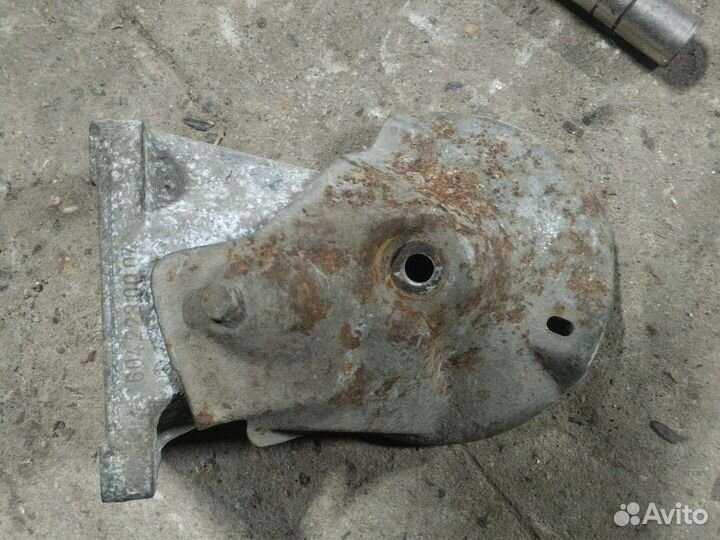 Кронштейн опоры двигателя мерседес w202