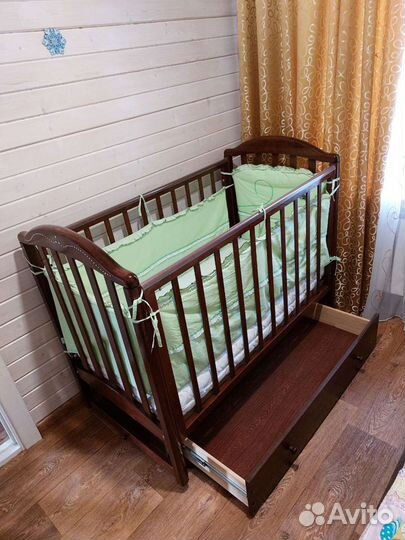 Детская кроватка из натурального дерева