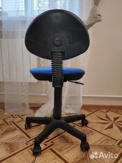 Стул на колесах