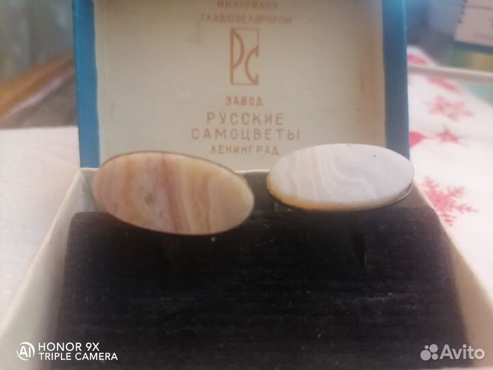 Серебряные запонки с камнем
