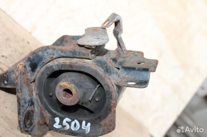 Опора двигателя левая toyota avensis ZZT251