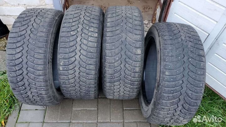 Bridgestone Blizzak Spike-01 235/55 R17 103T