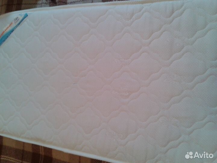 Продам ортопедический матрац в детскую кровать