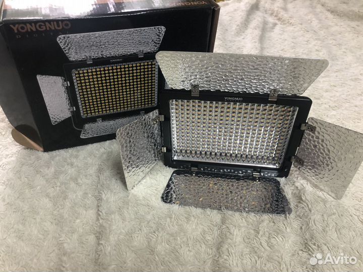 Накамерный свет светодиодный yongnuo YN 320