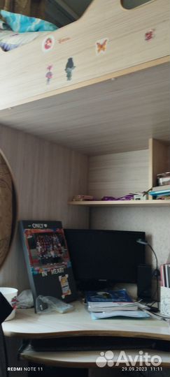 Детская кровать чердак со столом и шкафом