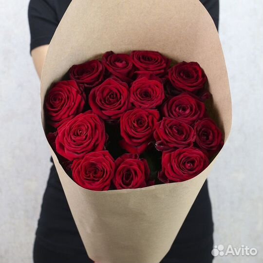 15 красных роз в крафтовой бумаге 70-80 см