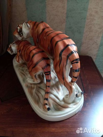 Фарфоровая статуэтка 2 тигра