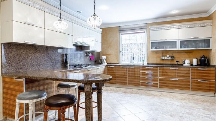 Дом 650 м² на участке 20 сот.