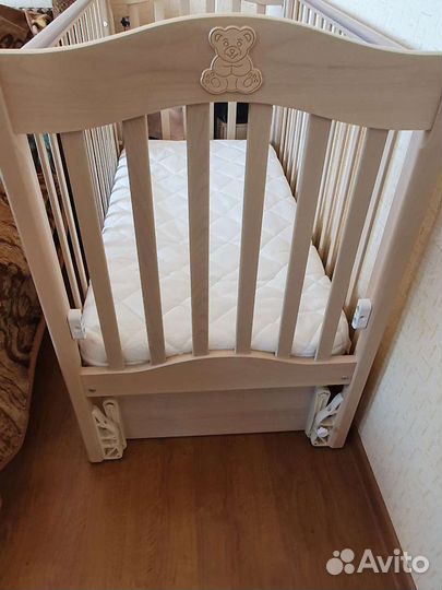 Детская кроватка с универсальным маятником