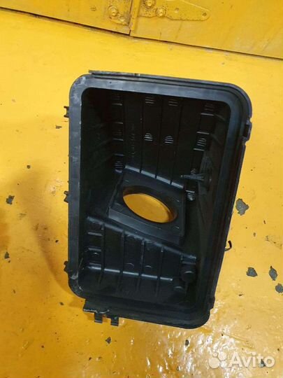 Крышка корпуса воздушного фильтра 2.0 FS mazda Маз