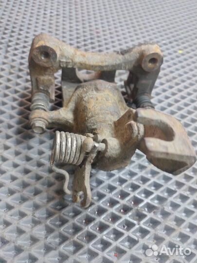 Суппорт тормозной задний правый Nissan Maxima A32