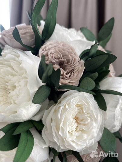 Композиция в кашпо из стабилизированных роз