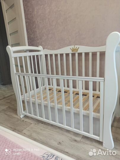 Детская кроватка с маятником и ящиком