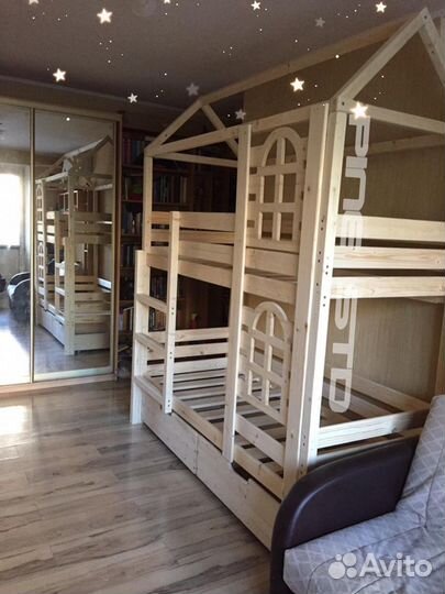 Двухъярусная кровать домик с окошками