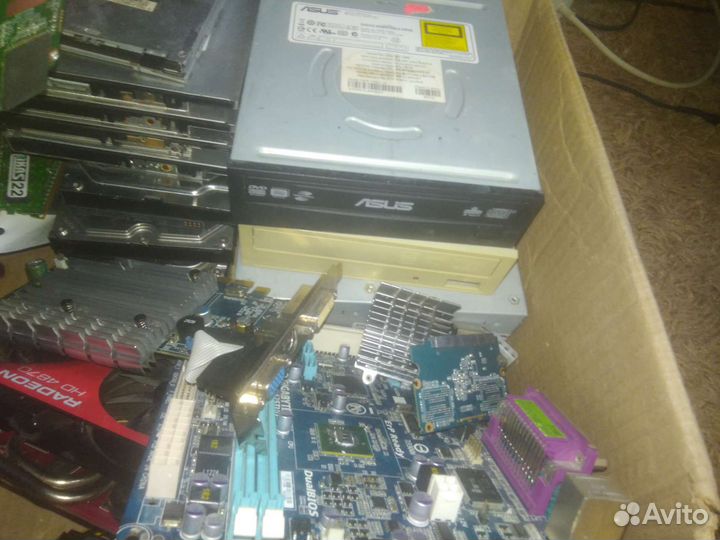 Небольшая коробка с компьютерными комплектующими