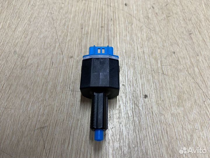 Концевик педали тормоза Toyota Camry 75