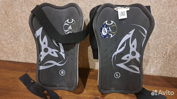 Щитки футбольные