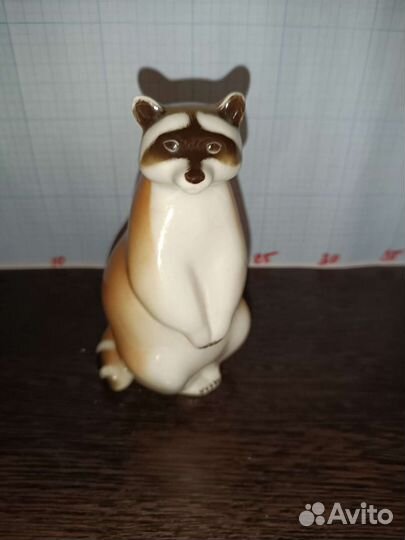 Фарфоровая статуэтка. Сидящий Енот. лфз