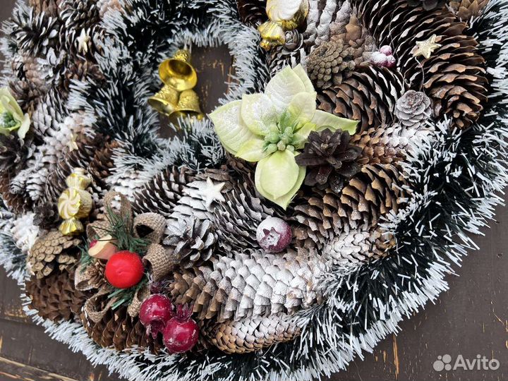 Новогодний венок из шишек