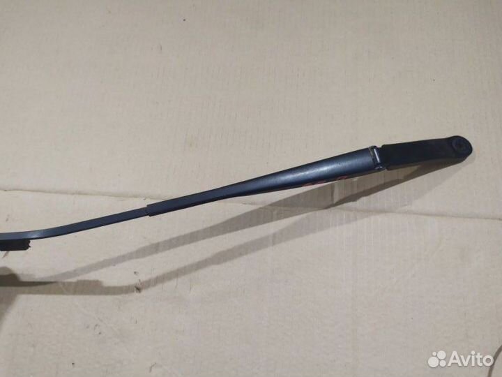 Поводок стеклоочистителя правый Renault Fluence