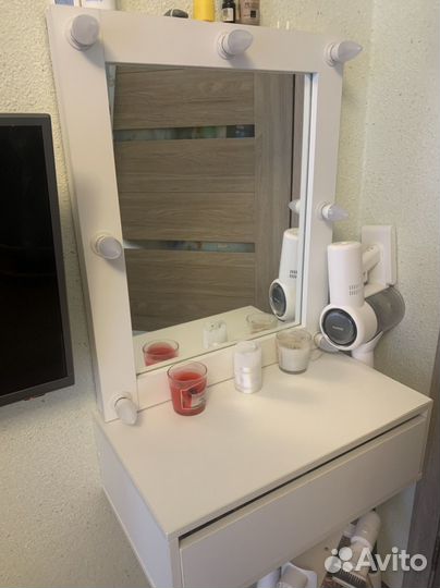 Гримерное зеркало с лампочками