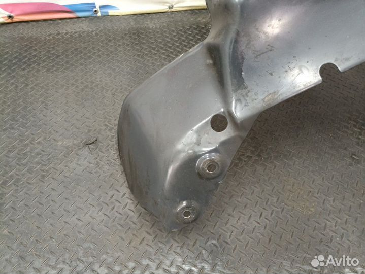 Подкрылок передний правый