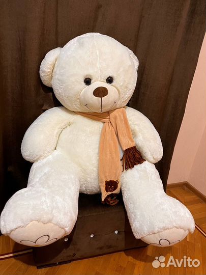 Большой плюшевый медведь