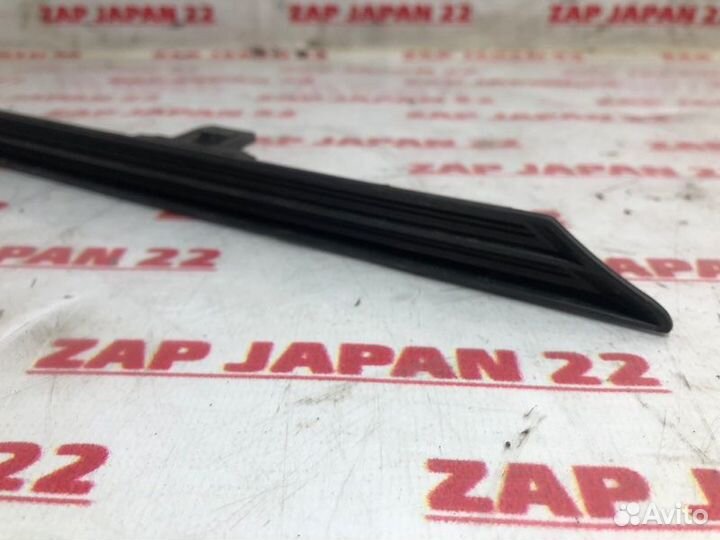 Молдинг решетки радиатора передний левый Toyota