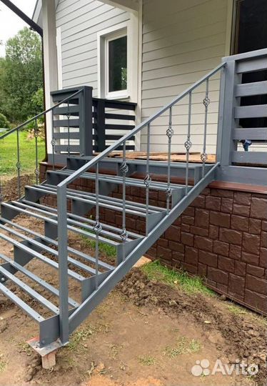 Лестница на металлокаркасе закрытого типа