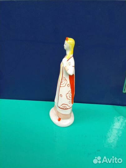 Фарфоровая статуэтка 
