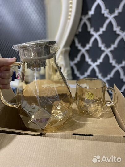 Кувшин со стаканами