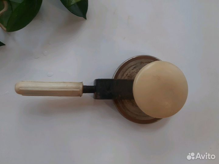 Подаю ключ для банок