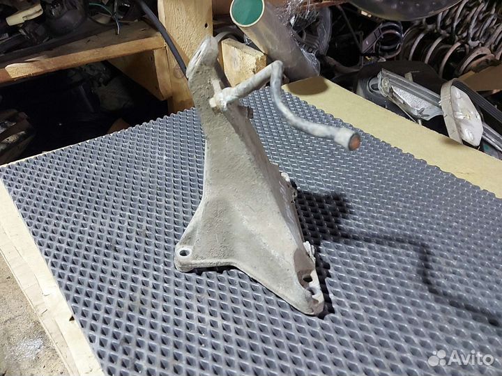 Кронштейн двигателя Volkswagen Passat b5