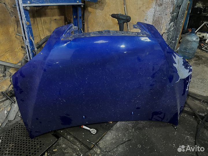 Капот на Mazda Demio