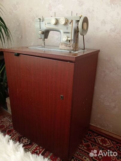 Швейная машина Чайка 142