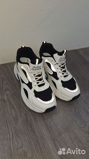 Кроссовки женские новые