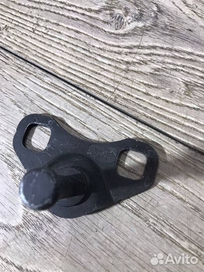 Фиксатор замка крышки багажника Land Rover Discov