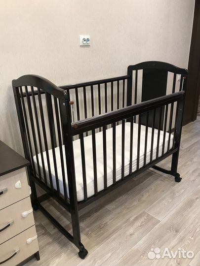 Детская кроватка с матрацем