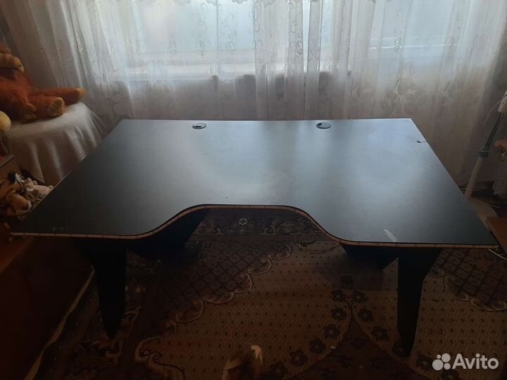 Игровой компьютерный стол