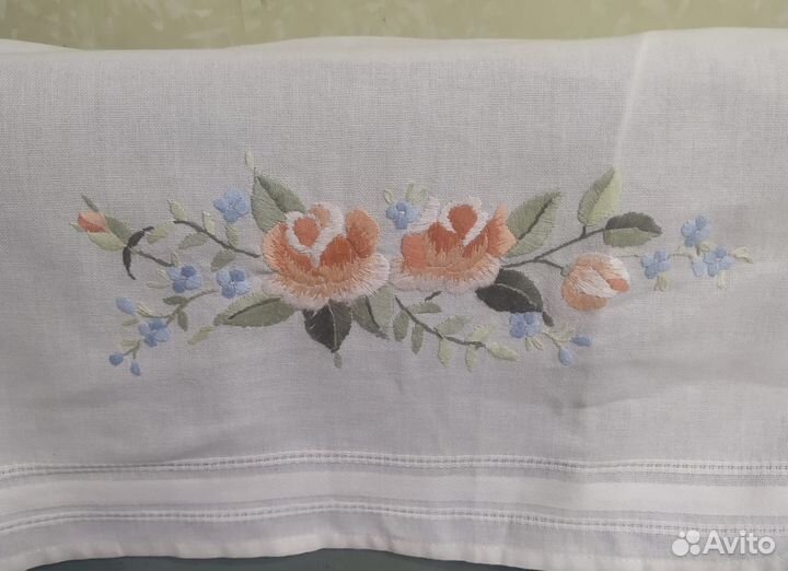 Скатерть с вышитыми розами и незабудками