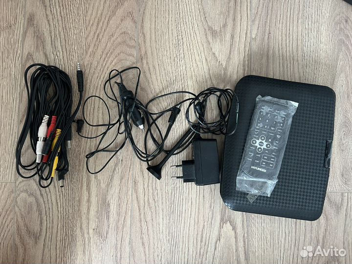 Телевизор и Портативный видеопроигрыватель hyundai