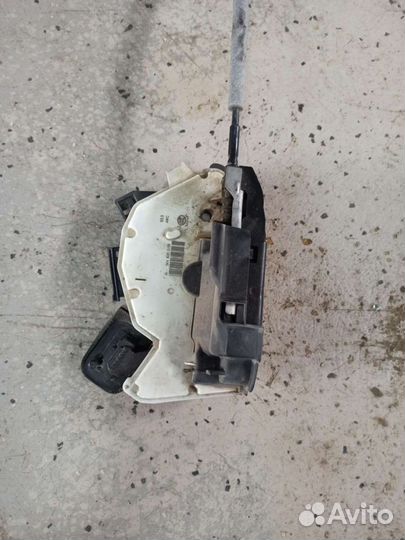 Замок задней правой двери VW Golf 7