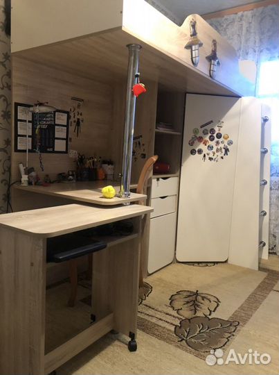 Детская кровать чердак со столом и шкафом