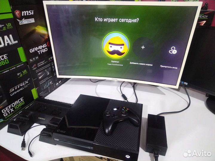 Игровая приставка Xbox One с подставкой