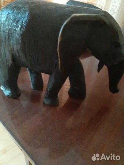 Слон сувенирный из красного дерева